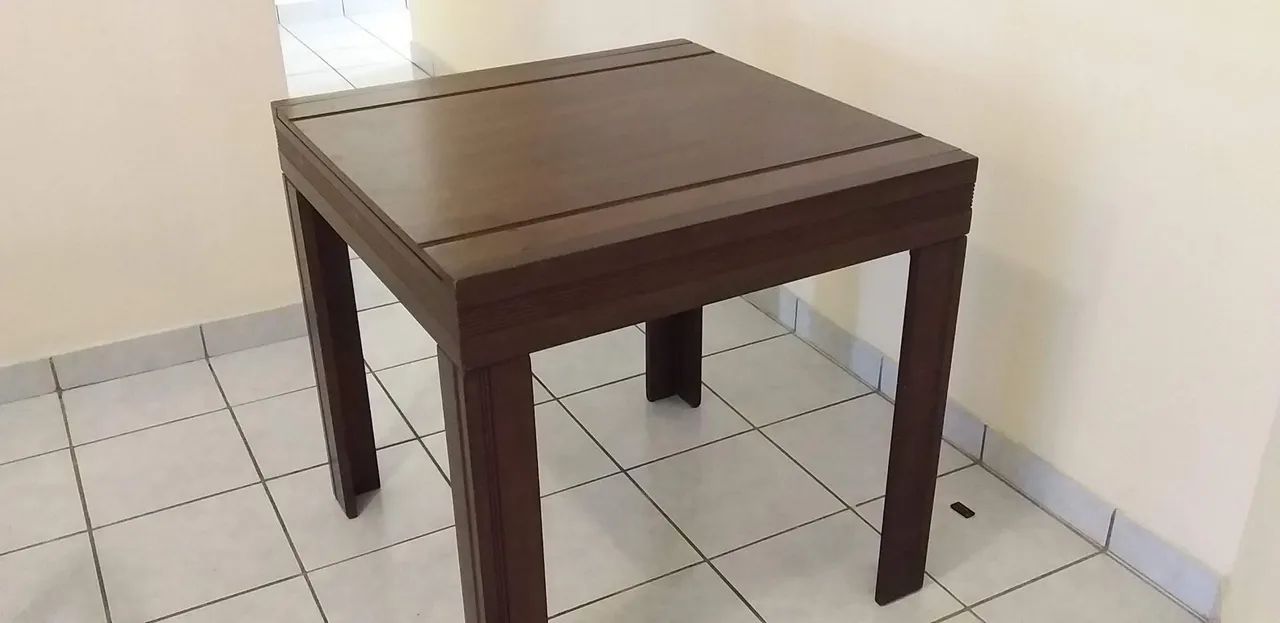 Mesa de madeira pra 4 cadeiras 