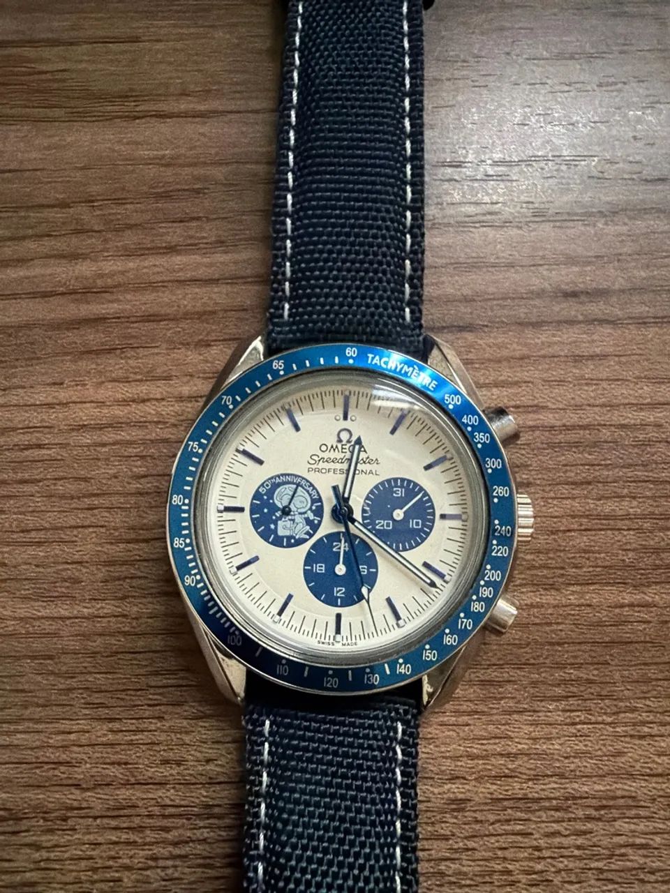 Relógio Omega Speedmaster Silver Snoopy Award 50th