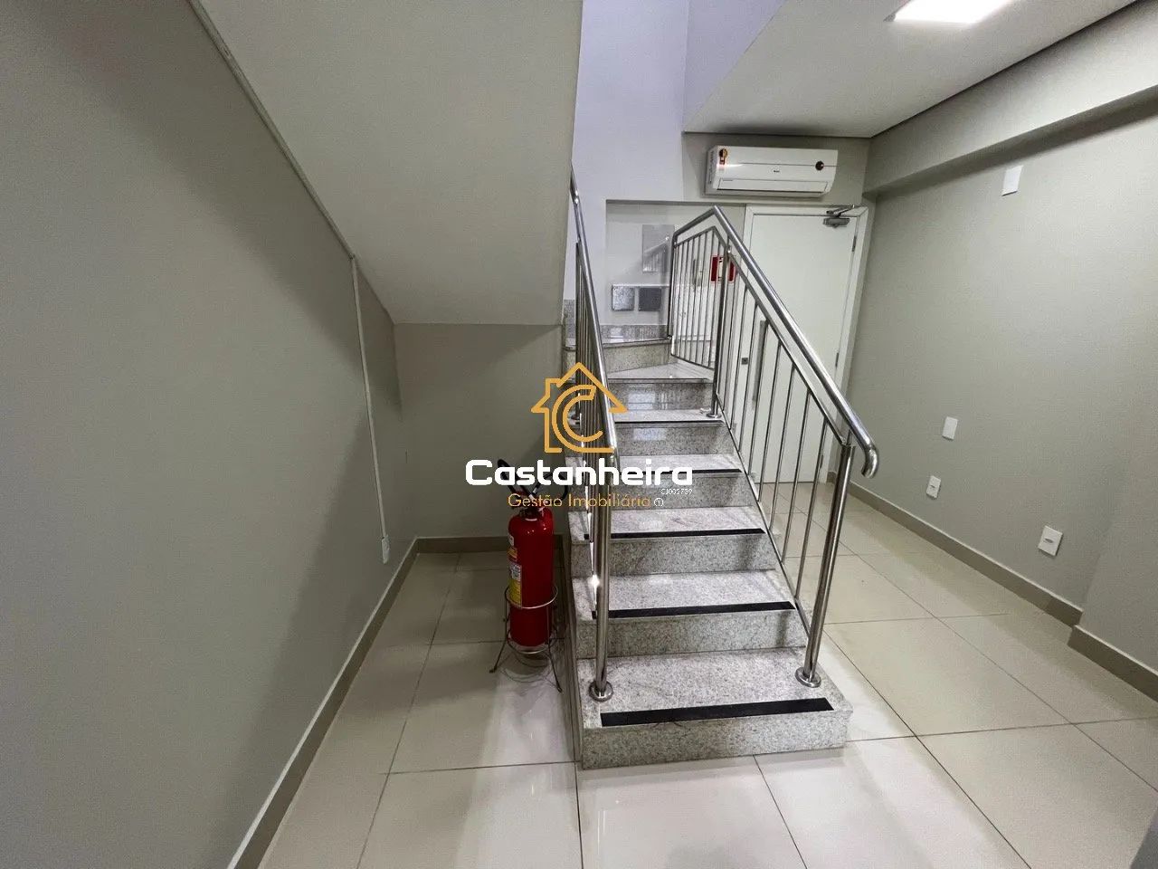 Sala comercial 50m² = (25m² + 25m² de mezanino) - Centro - Foto 2