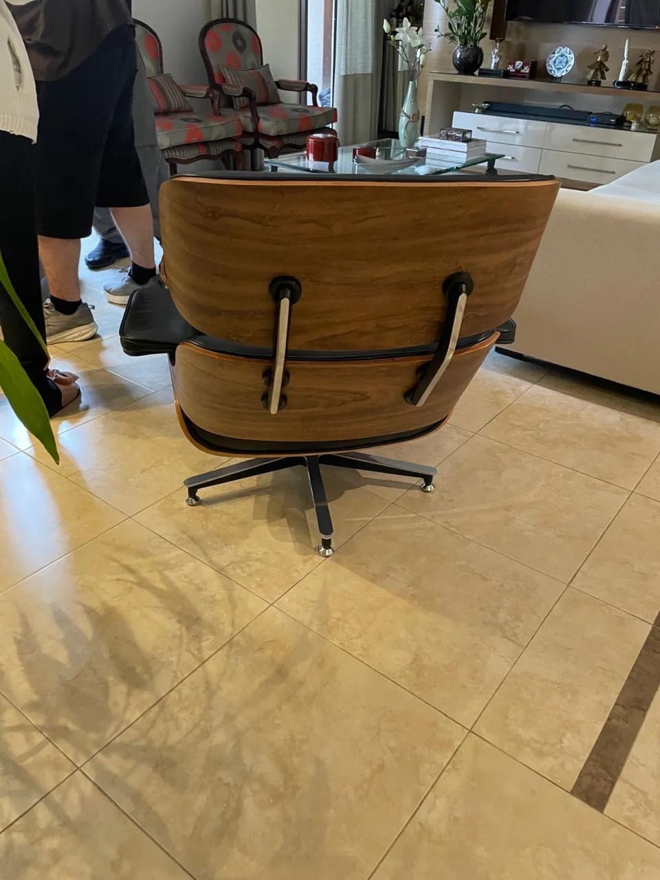 Poltrona Charles Eames com Banqueta - Couro Preto - Foto 2