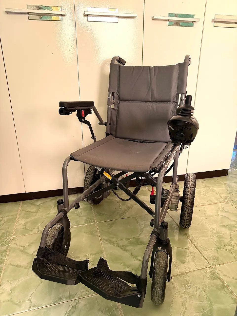 Cadeira de rodas motorizada 