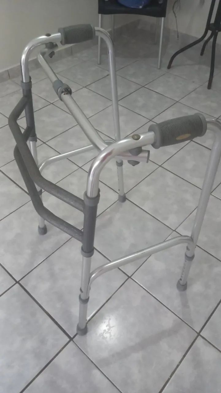Andador para idoso.