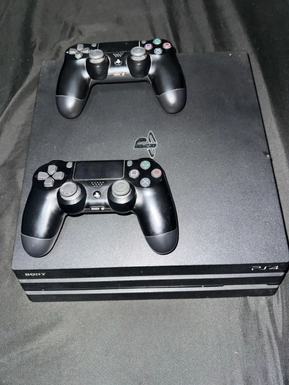 PS4 1TB Conservado + 2 Controles  - Foto 2