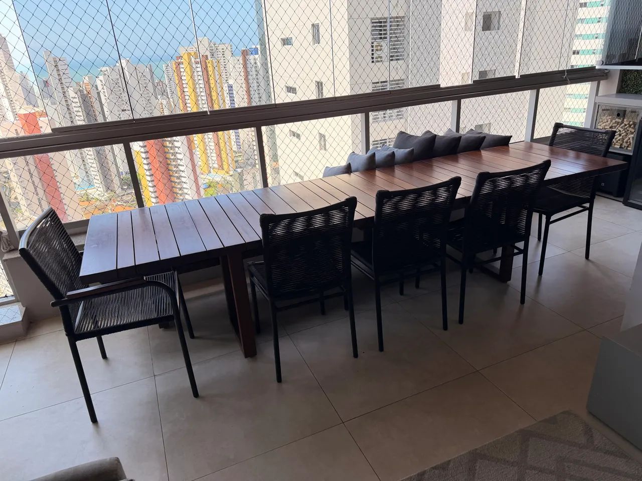 Vendo conjunto de mesa, cadeiras e bancos para 12 lugares - Foto 3