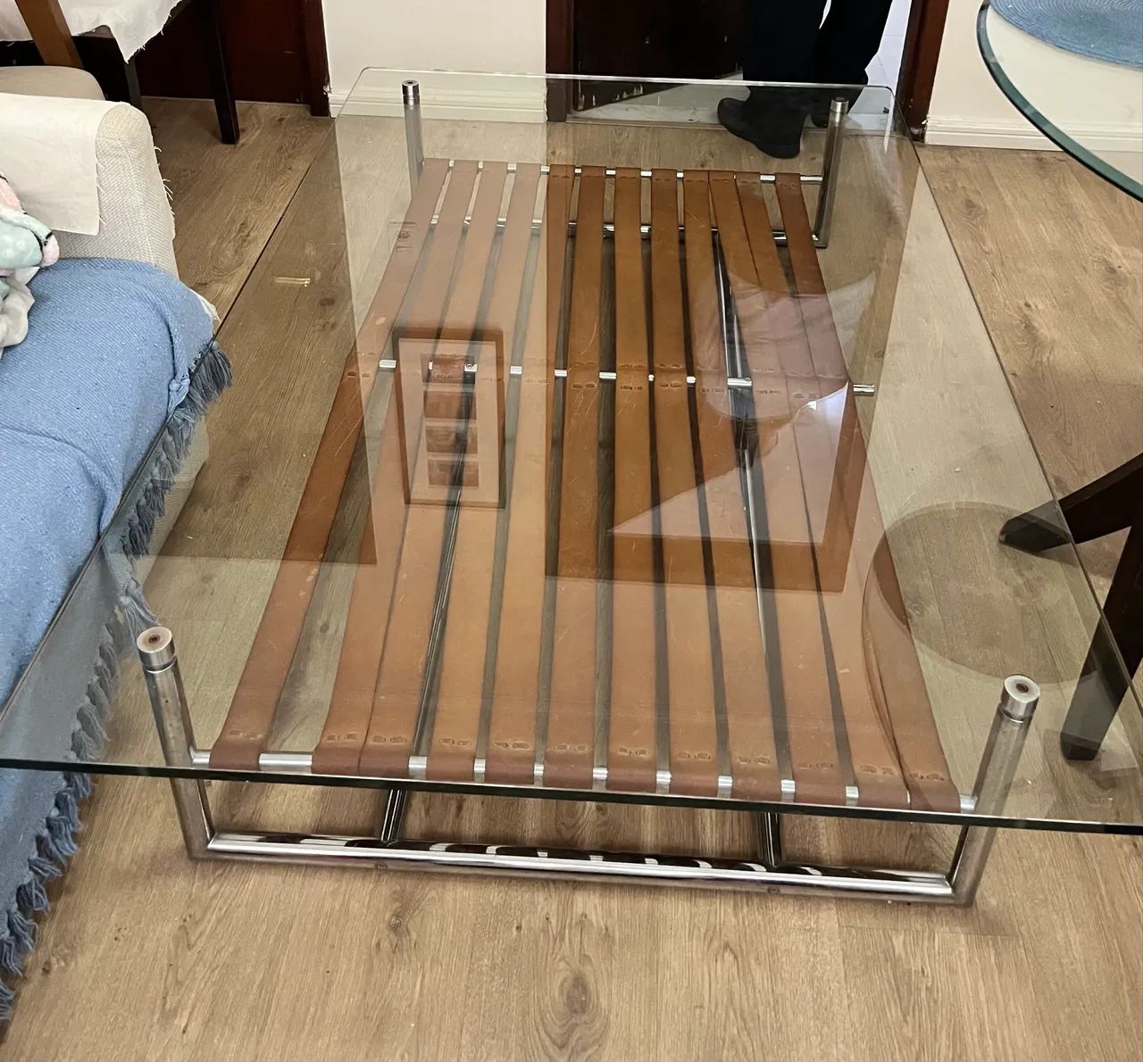 Mesa de centro  com tampo de vidro, base inox  detalhado em couro. - Foto 2