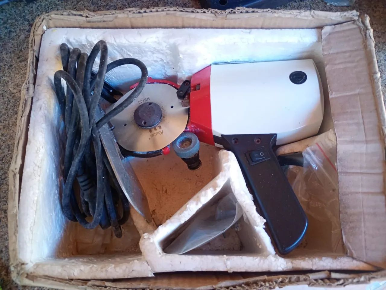 Máquina para cortar o tecido Singer 950c