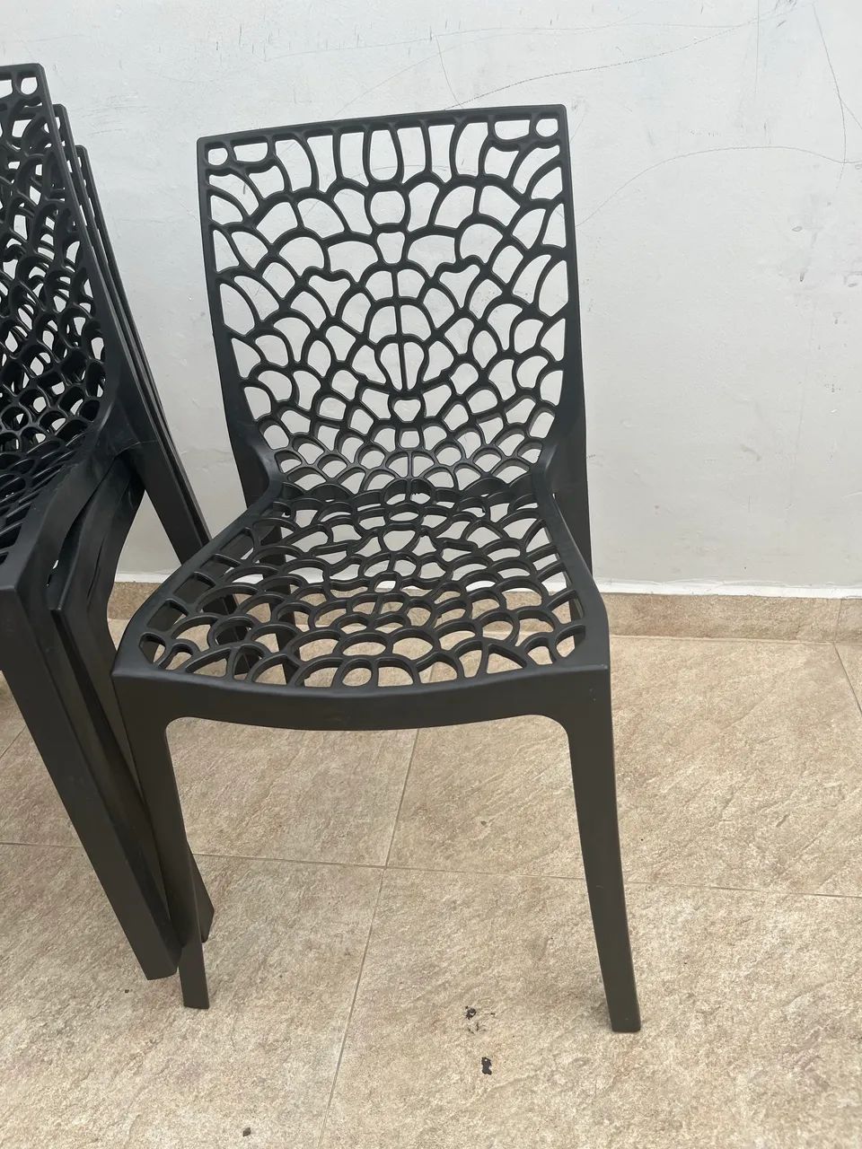 Conjunto 4 cadeiras plástico preta  - Foto 3
