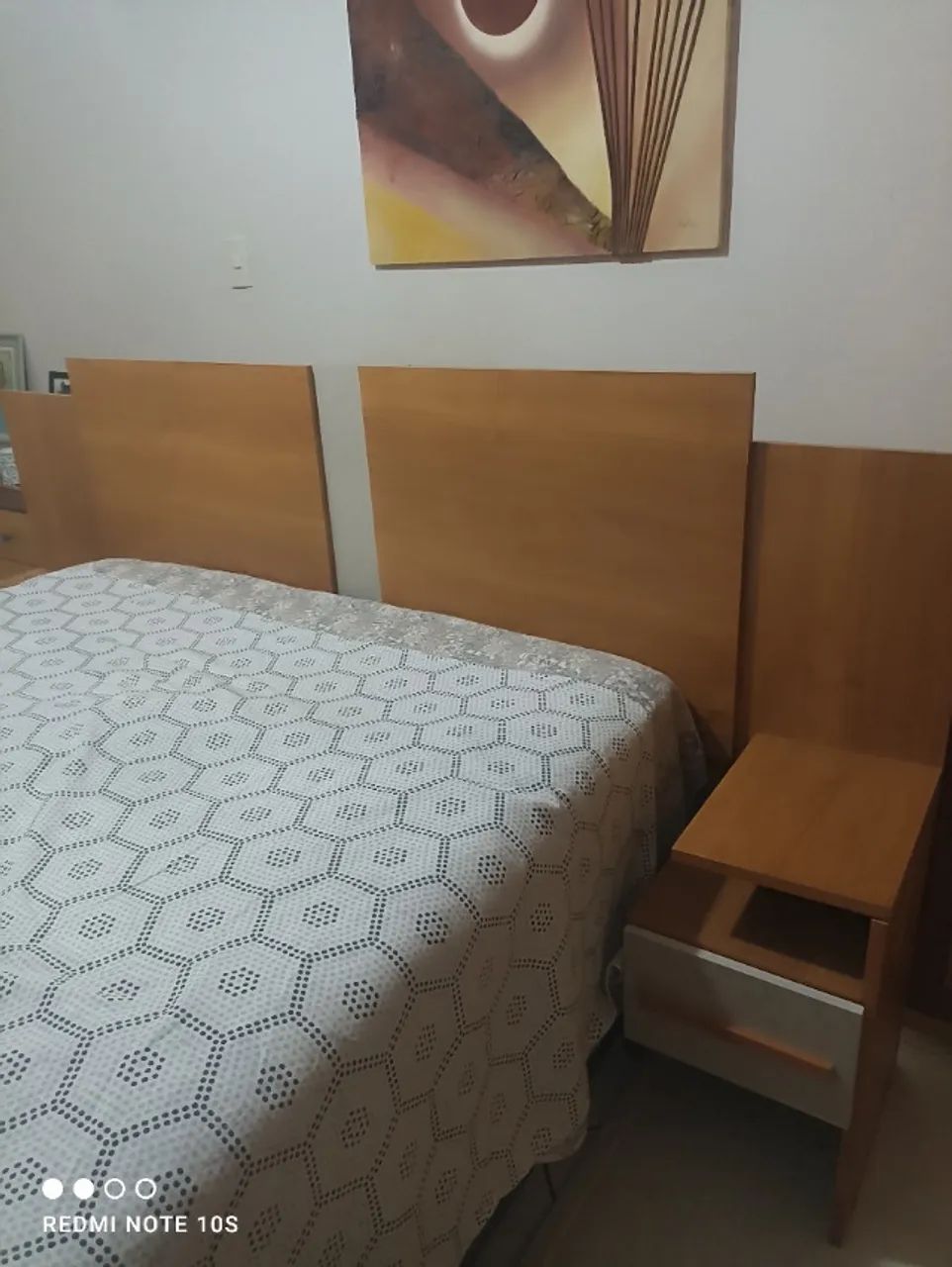 Cabeceira de cama ajustável com duas gavetas 