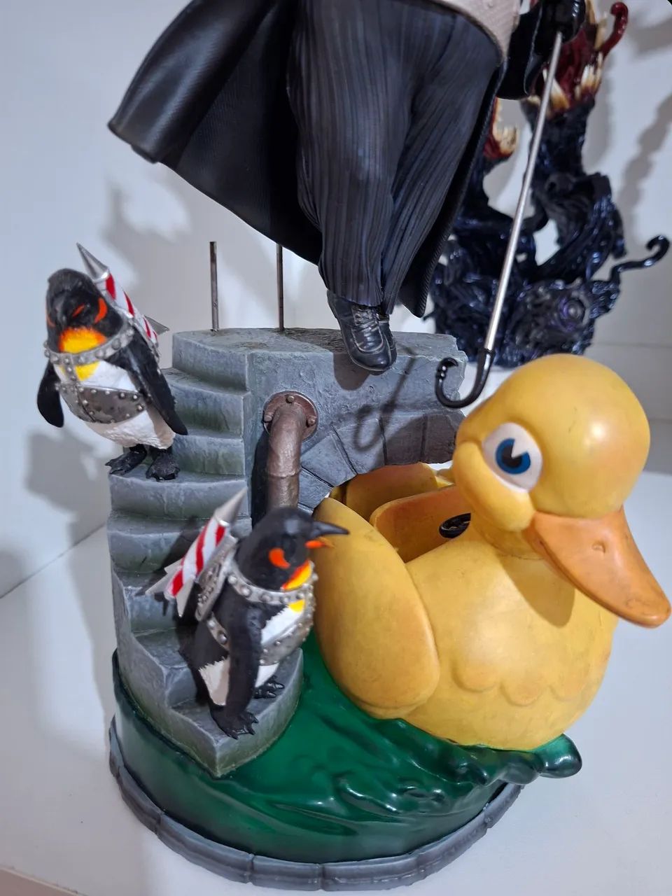 Pinguim Iron studios 1/10 com caixa  - Foto 3