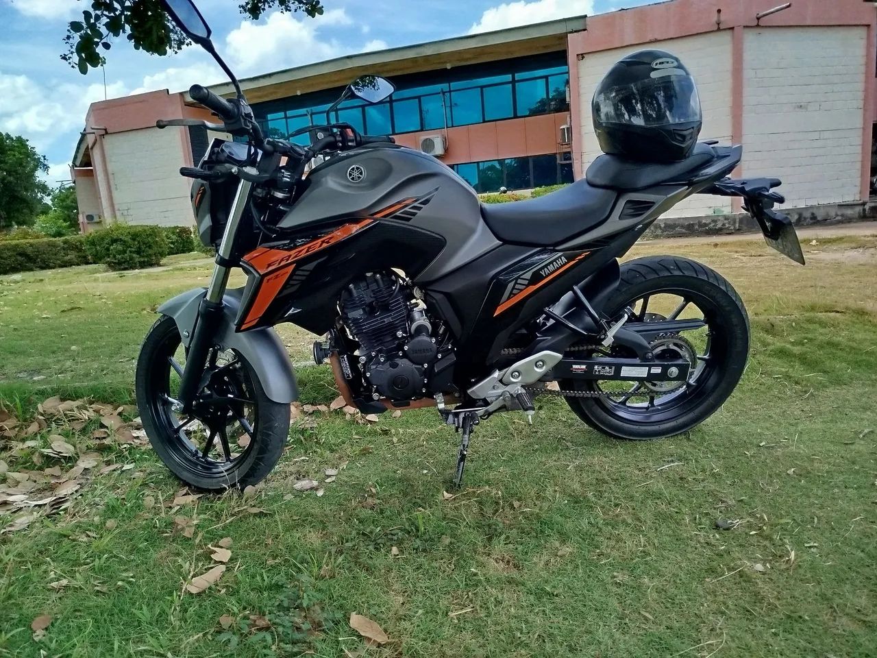 Vende-se Faz 25. 2025 conservada com manual e chave reserva.  - Foto 2
