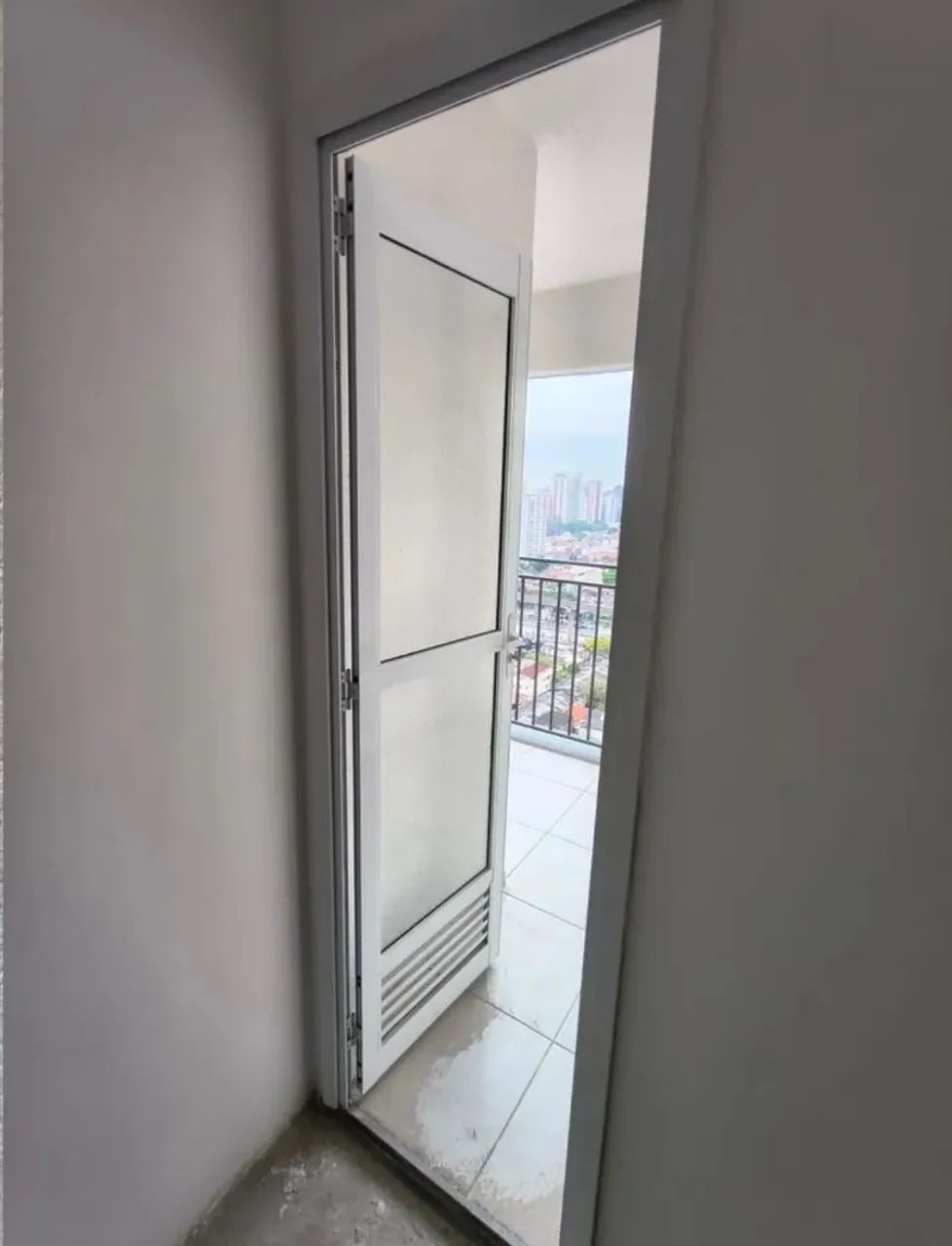 Porta alumínio  branco com vidro - Foto 5
