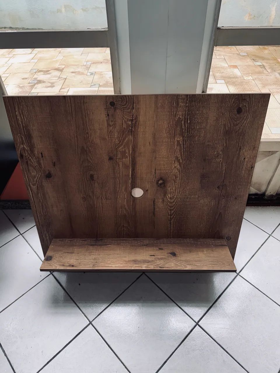 Painel para TV em MDF Amadeirado com Prateleira