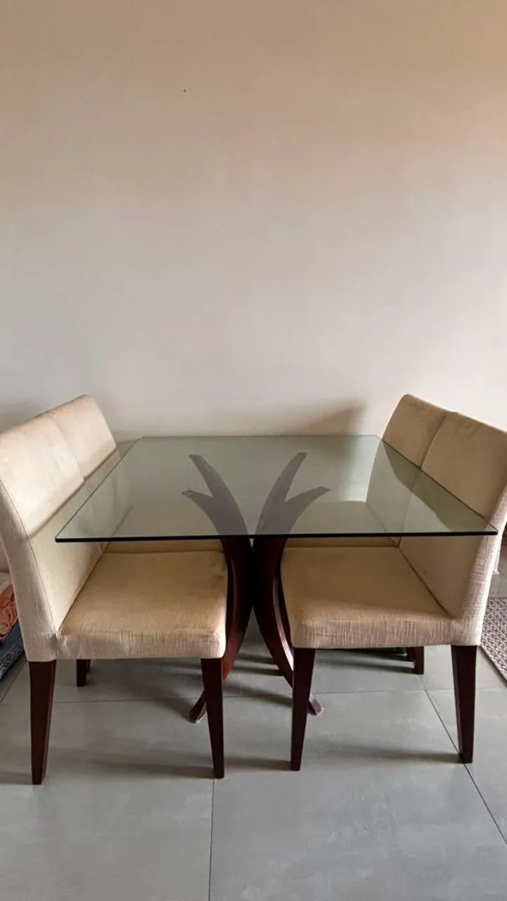 Vendo mesa com tampo de vidro com 4 cadeiras com estofado. - Foto 4