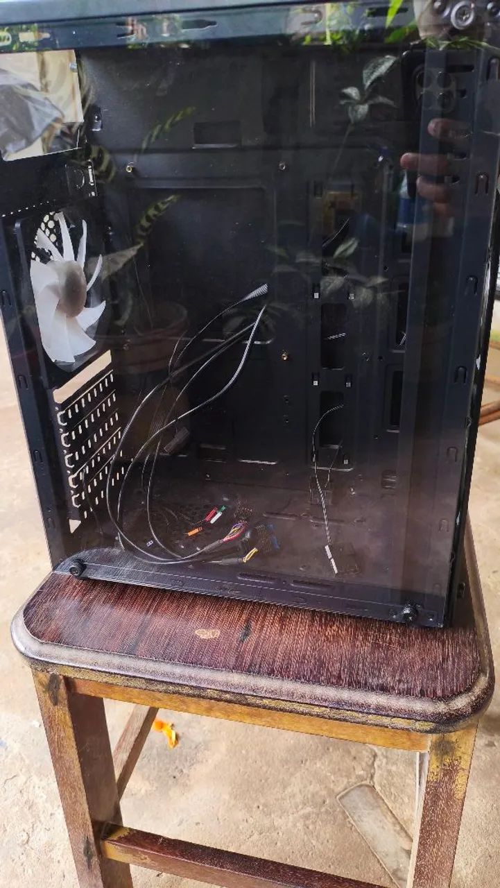 O gabinete tá funcionando perfeitamente, e a fans também estão funcionando perfeitamente.