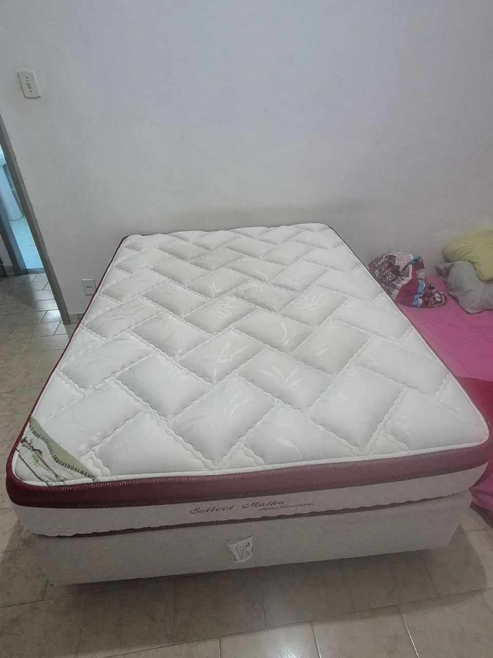 Cama com colchão molas ensacadas 