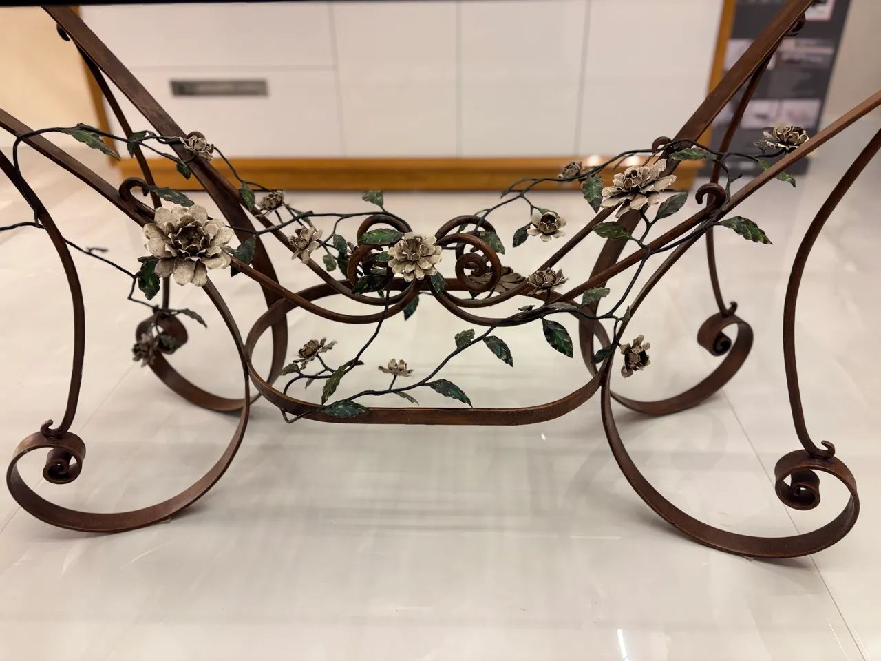 Mesa artesanal em ferro forjado com tampo de vidro - Foto 3