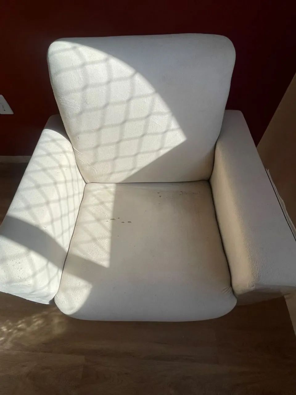 Poltrona Bege Estofada com Braços e Pés de Madeira - Foto 5