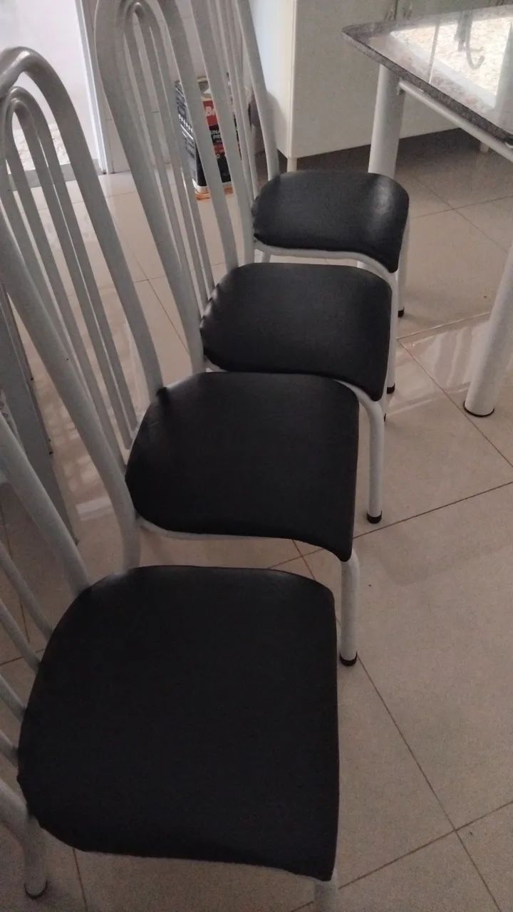 Jogo de mesa com 04 cadeiras bem conservada - Foto 2