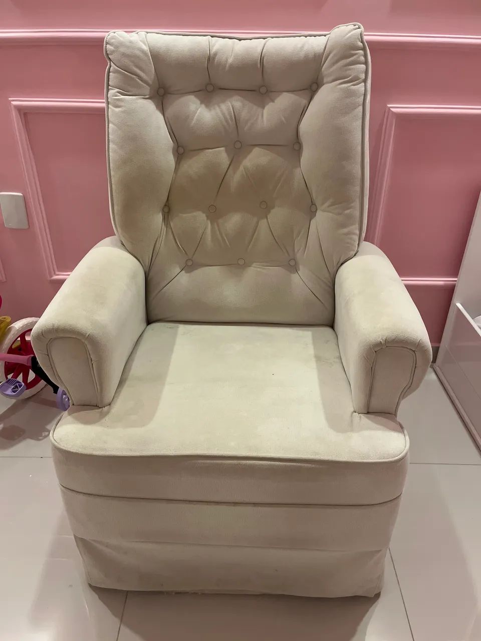 Poltrona de amamentação com puff, em perfeito estado (só está suja, mas pago a lavagem). 