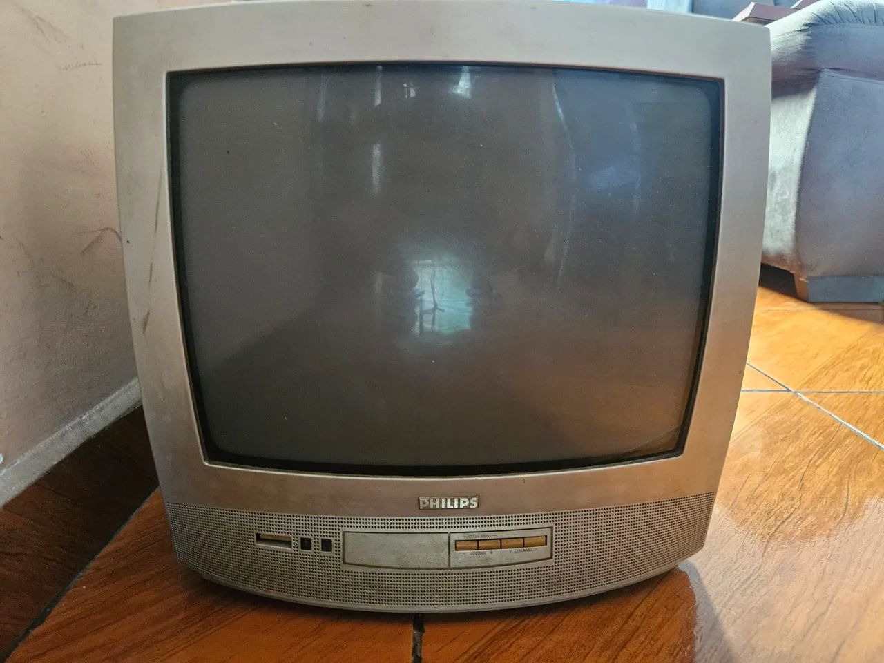 Vendo - Guarda roupa e TV - Foto 5