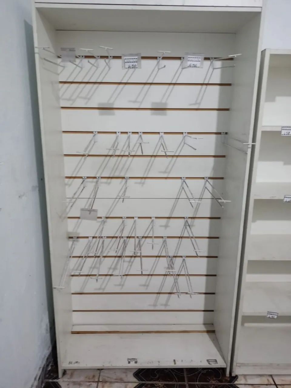 Gôndola / Móvel Expositor com Painel Canaletado e Ganchos