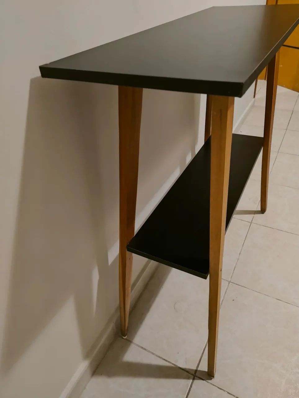 Aparador/Mesa com tampo preto e pés de madeira - Ótimo estado - Foto 5