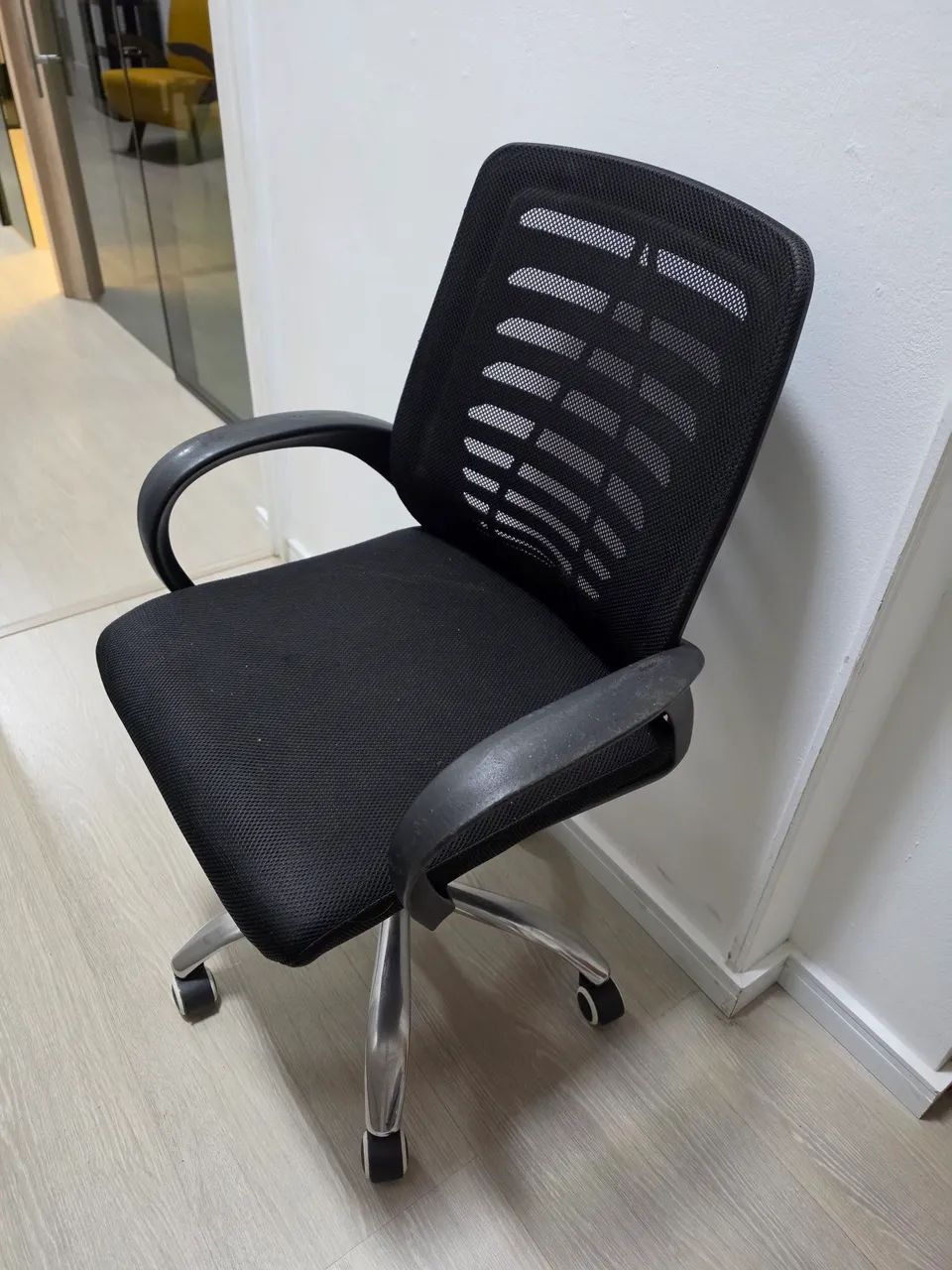 Vendo Cadeira de Escritório- computador - Foto 2