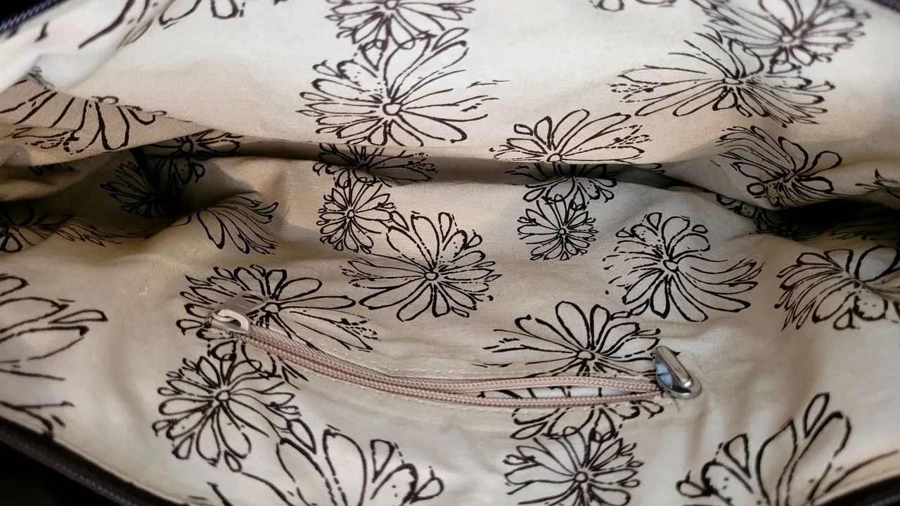 Bolsa tote grande, Grazielle, em couro legítimo, cor preta e marrom escuro.  - Foto 5