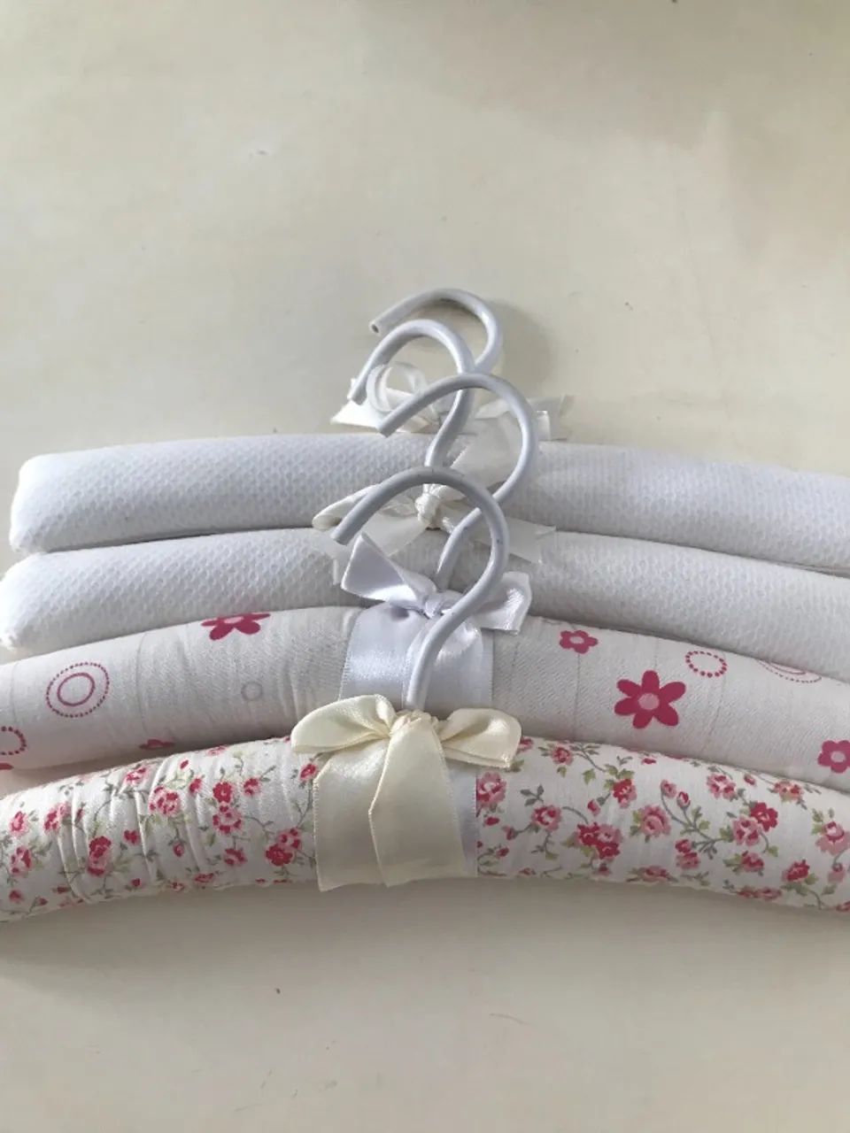 Kit 4 Cabides Acolchoados Em Tecido Para Bebês - Foto 2