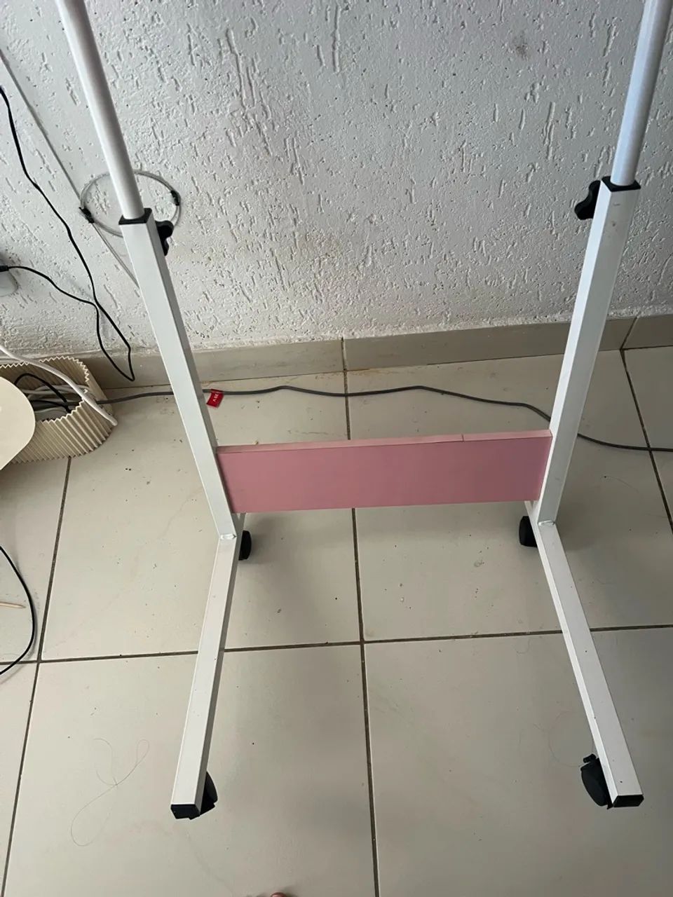 Mesa escrivaninha rosa regulável e com rodinhas  - Foto 3