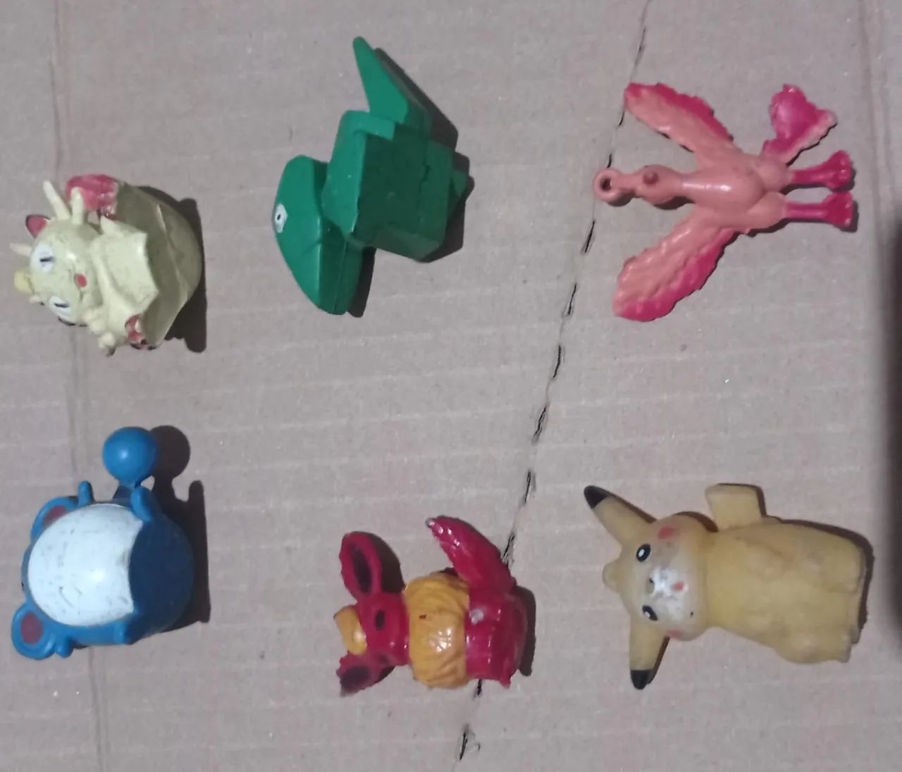 Miniatura de bonecos antigos diversos do Pokémon