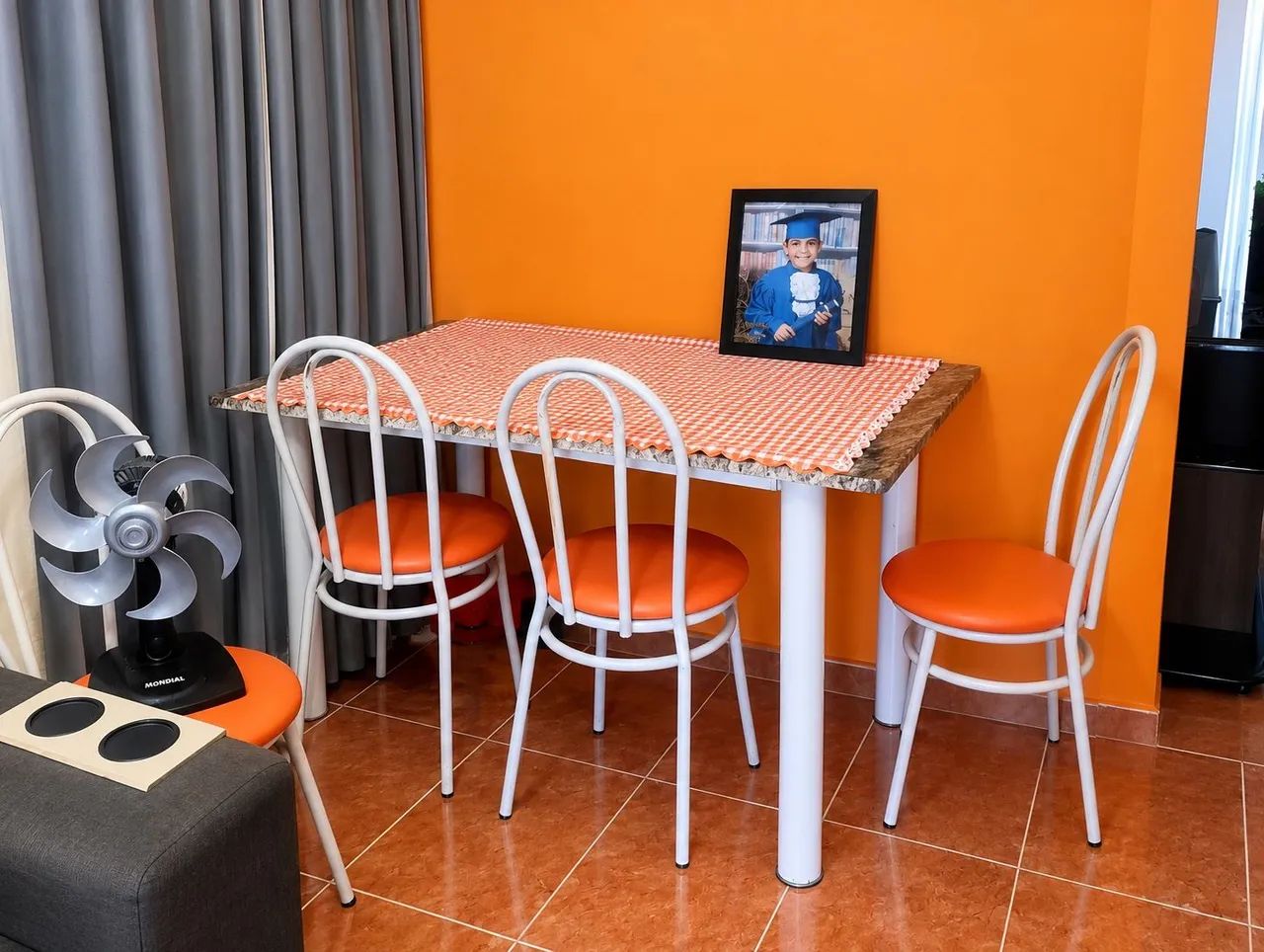 Mesa com 5 cafeteiras