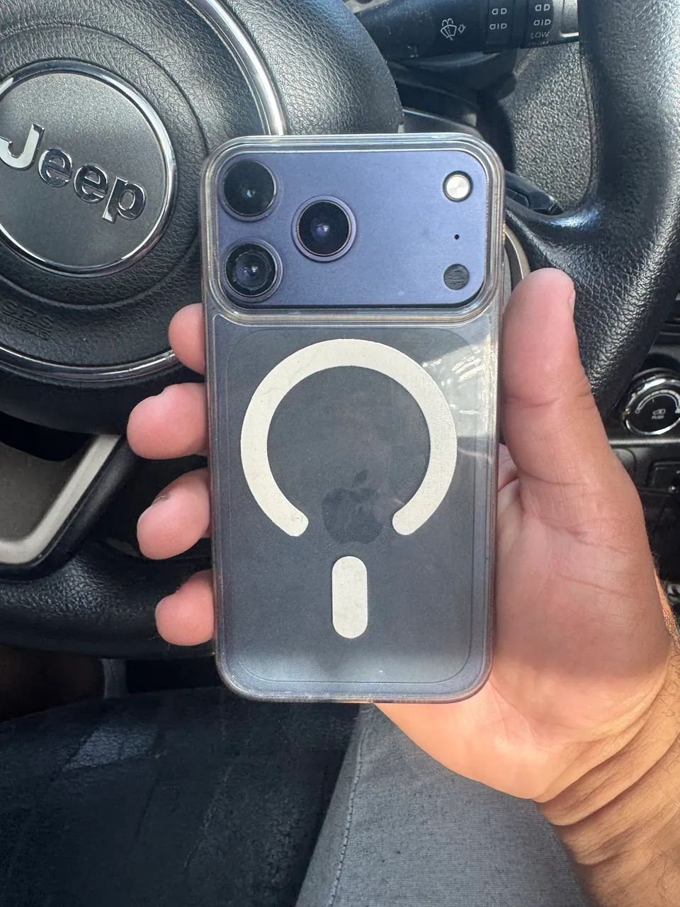 iPhone 11 na carcaça do 17 Pro