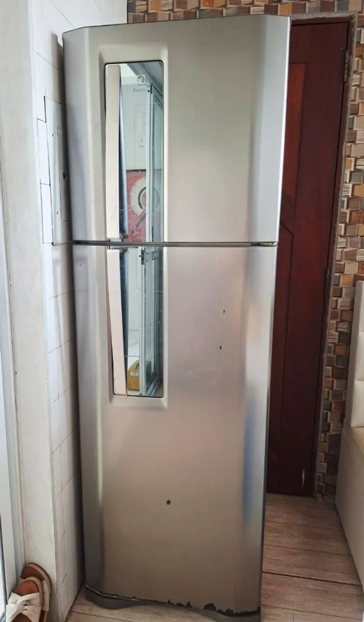 Vendo geladeira COM DEFEITO 