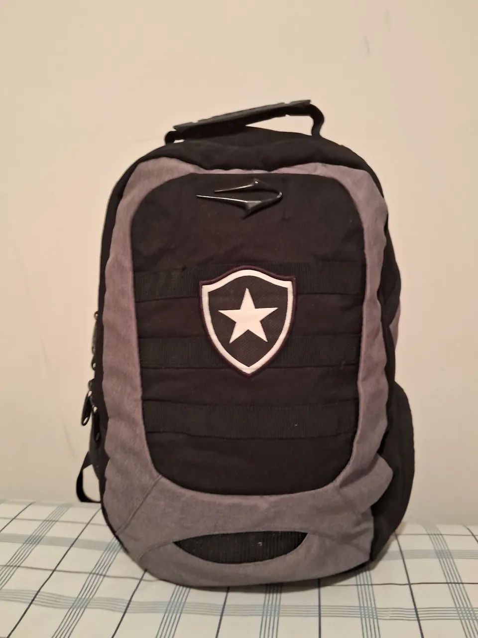 Mochila topper com o escudo do Botafogo