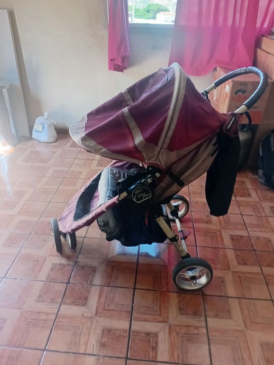 Vendo carrinho de bebê baby jogger - Foto 2