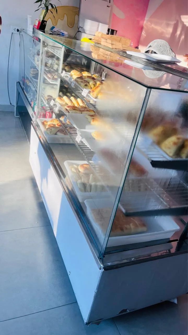 Vende- se vitrine de doces e uma vitrine seca - Foto 2