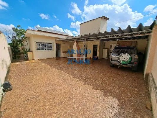 CASA PARA VENDER EM ÓTIMA LOCALIZAÇÃO, COM PISCINA E HIDRO
