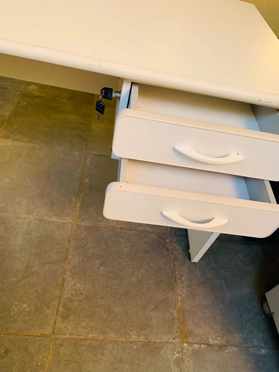 Mesa de escritório com 2 gavetas  - Foto 5