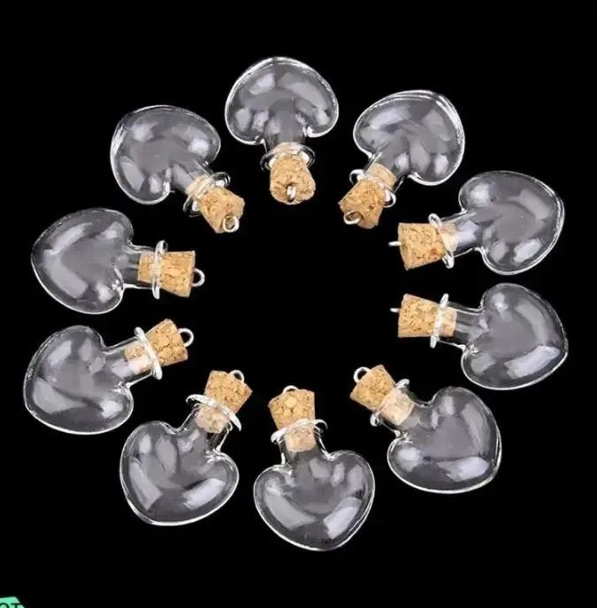 Kit com 10 frascos decorativos de vidro com tampas em formato de coração.
