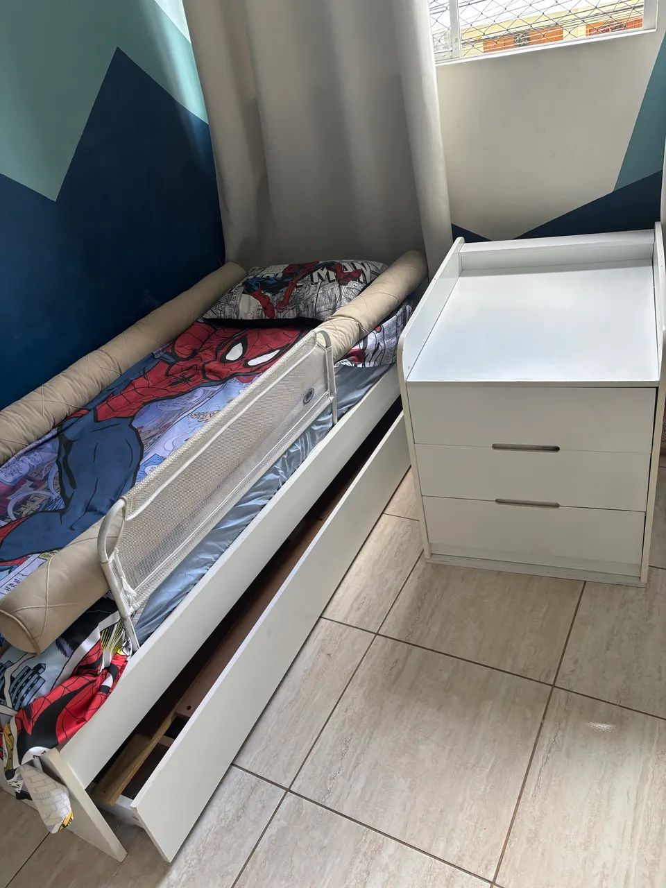Cama de solteiro com cama auxiliar e gaveteiro
