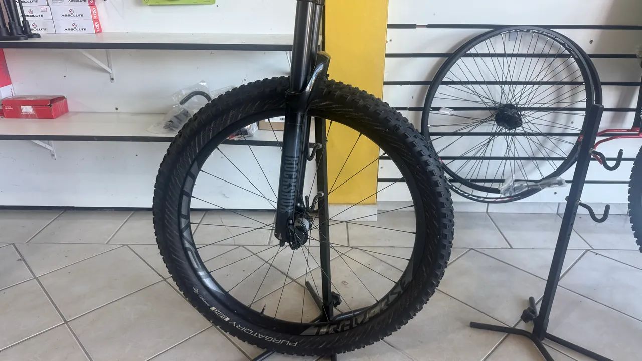 Roda Roval Traverse e suspensão Rockshox 35 - Foto 3