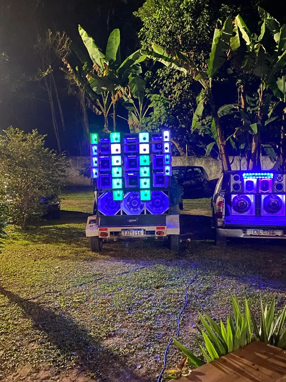 Vendo paredinha de som 3 grave 9 médio carretinha em dia