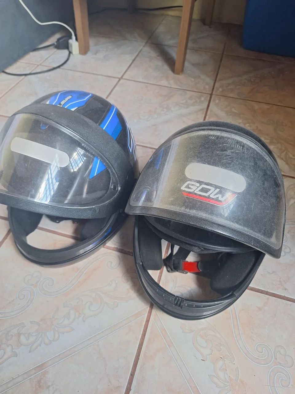 02 capacetes em bom estado