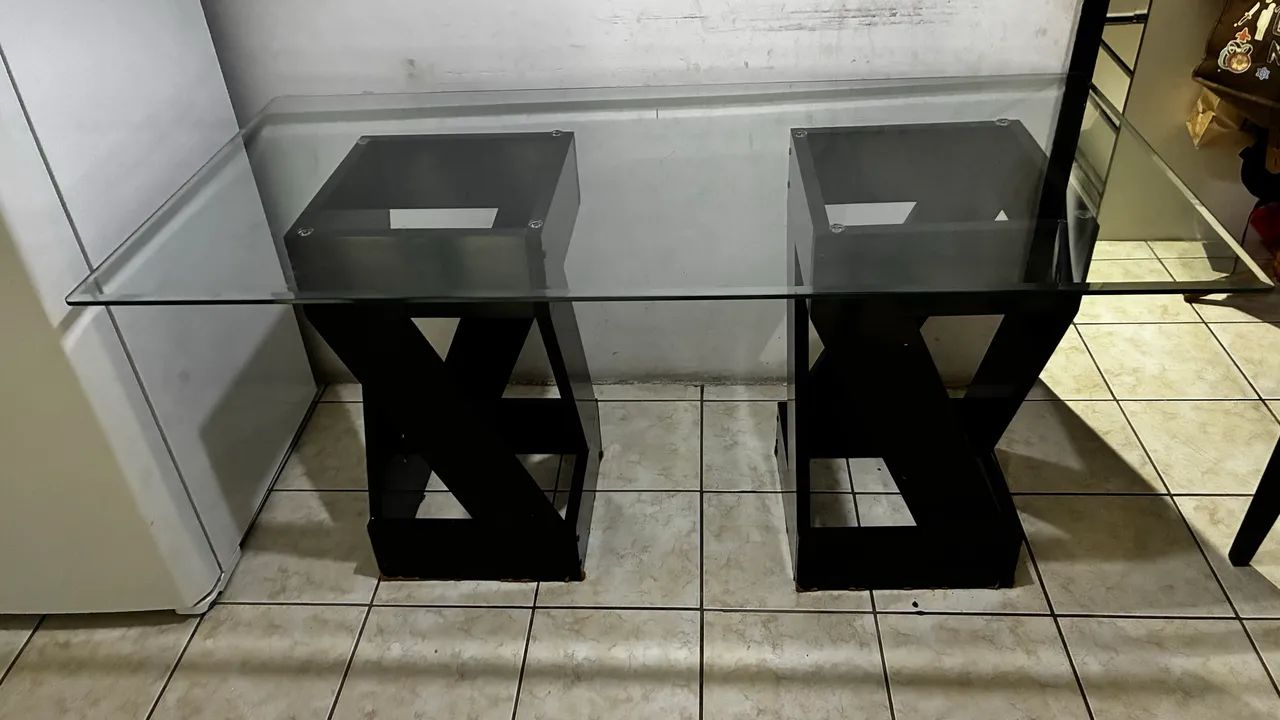 Mesa de  tampo de vidro com 6 cadeiras.