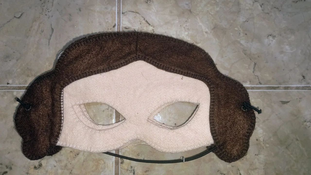 Máscara em feltro Princesa Leia