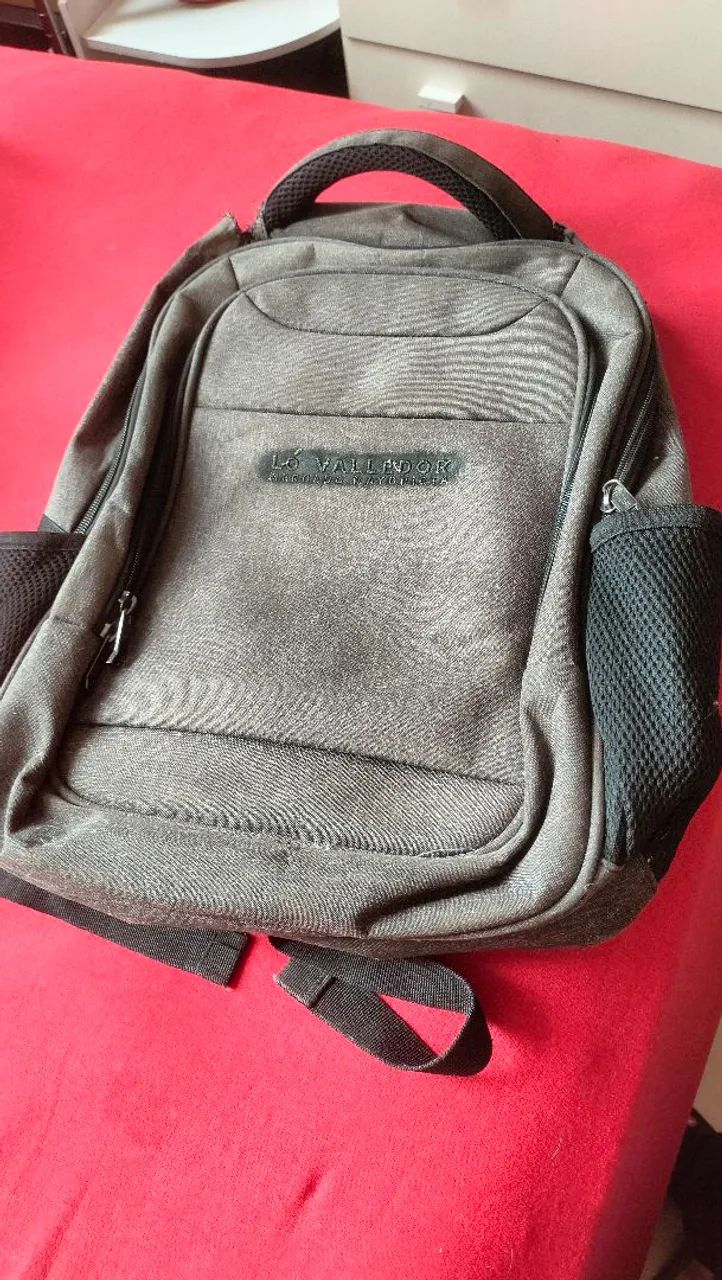 Mochila cinza com preto
