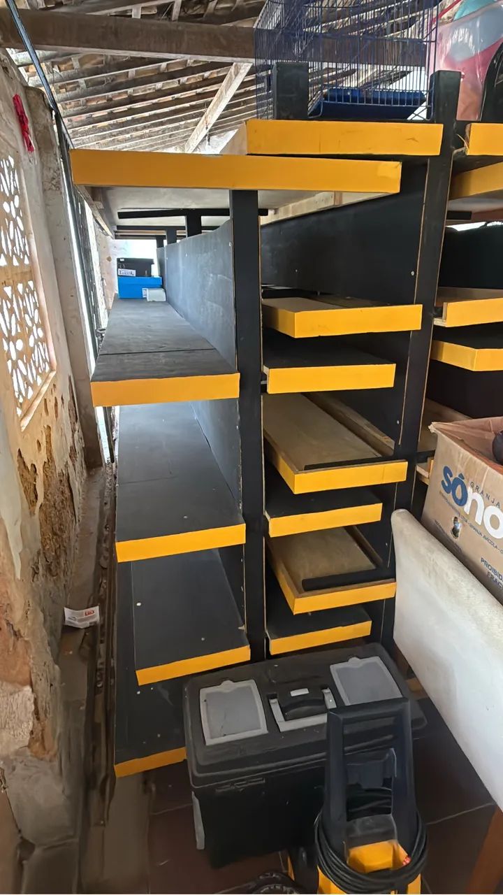 Prateleiras em MDF  e Metalon. 