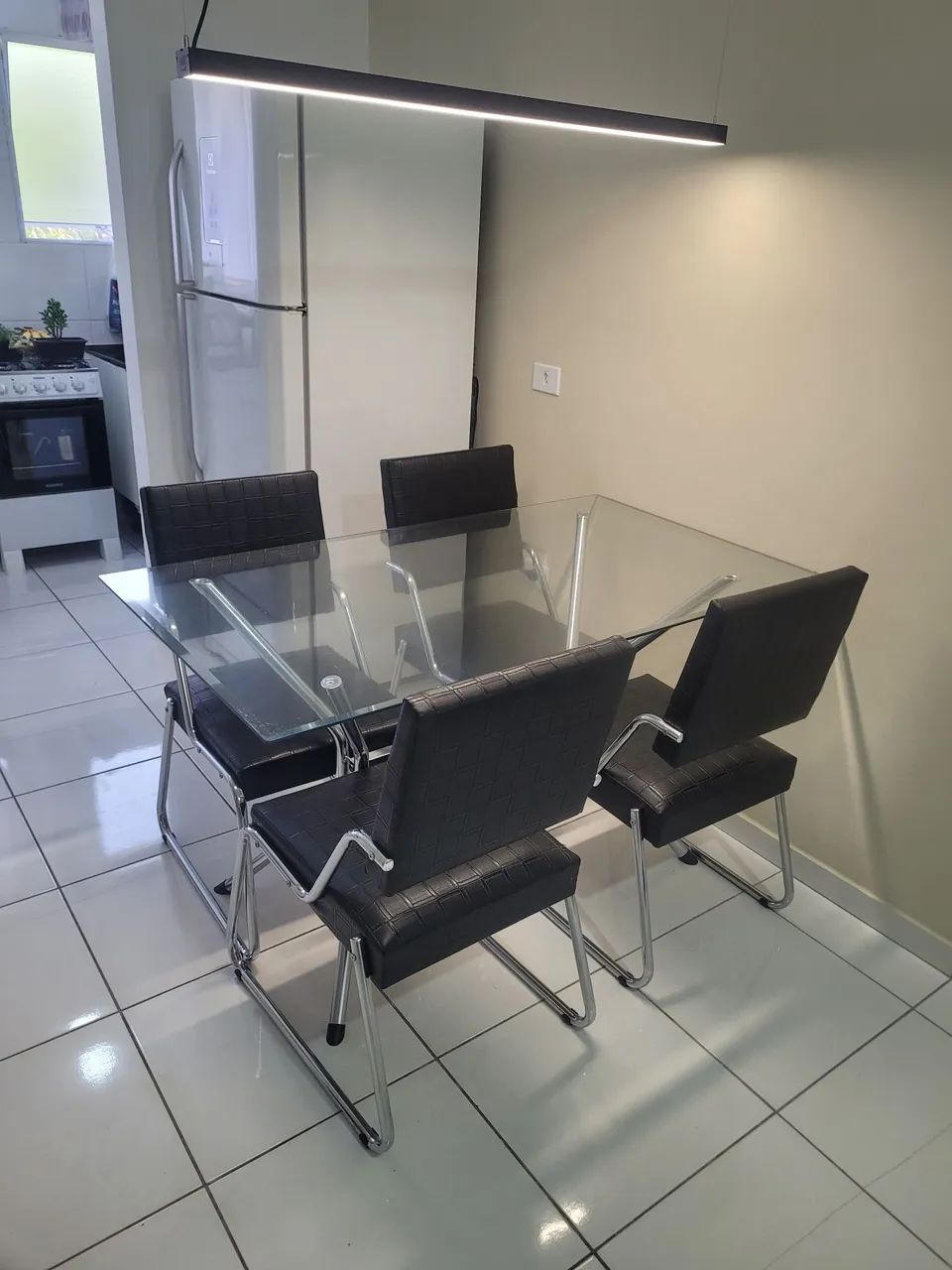 VENDO MESA COM 4 CADEIRAS - Foto 4