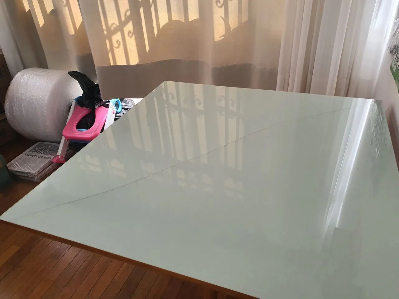 Mesa de madeira com tampo de vidro laqueado - Foto 4